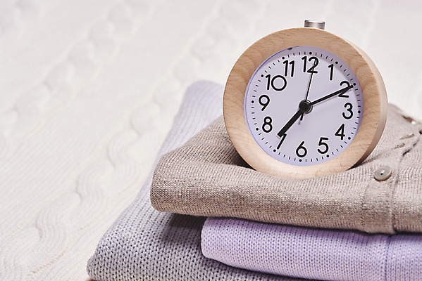 포토 JPG 스튜디오촬영 옷 시계 겨울 재질 실내 따뜻함 사람없음 쌓기 여러개 자명종 직물 오브젝트 니트 질감 국내포토 계절 다수 상의 모션 내부 알람 파일형식