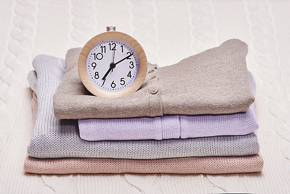 포토 JPG 스튜디오촬영 옷 시계 겨울 재질 실내 따뜻함 사람없음 쌓기 여러개 자명종 직물 오브젝트 니트 질감 국내포토 계절 다수 상의 모션 내부 알람 파일형식