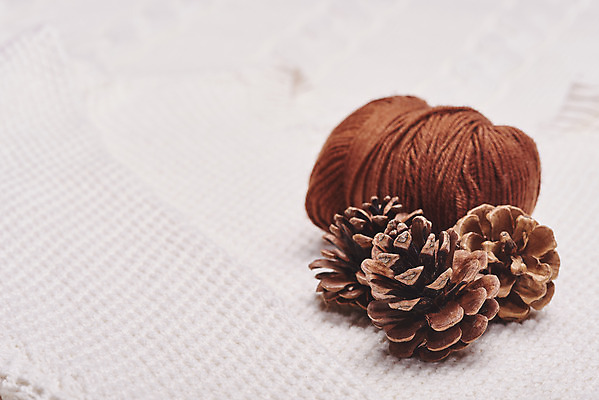 포토 JPG 스튜디오촬영 옷 겨울 재질 실내 따뜻함 사람없음 직물 털실 오브젝트 니트 질감 솔방울 국내포토 계절 상의 내부 실 파일형식