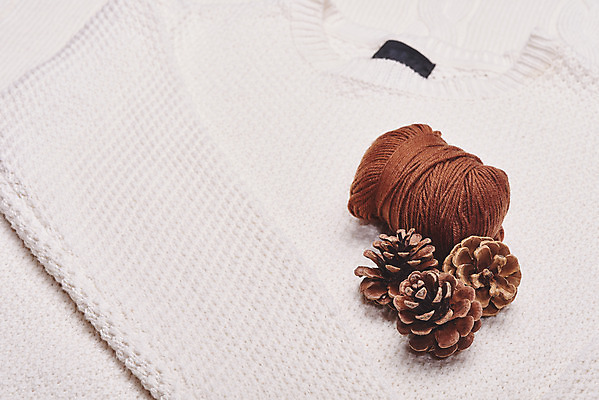 포토 JPG 스튜디오촬영 옷 겨울 재질 실내 따뜻함 사람없음 직물 털실 오브젝트 니트 질감 솔방울 국내포토 계절 상의 내부 실 파일형식