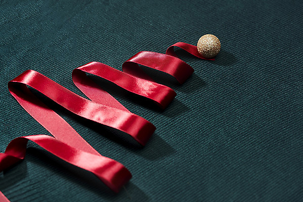 포토 JPG 스튜디오촬영 옷 리본 크리스마스 겨울 재질 실내 따뜻함 사람없음 빨간색 초록색 크리스마스트리 장식볼 직물 오브젝트 니트 질감 국내포토 계절 기념일 컬러 상의 내부 장식 파일형식