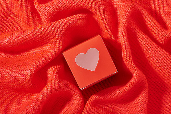 포토 JPG 스튜디오촬영 옷 겨울 재질 실내 따뜻함 사람없음 빨간색 선물상자 하이앵글 하트 직물 오브젝트 니트 질감 플랫레이 국내포토 모양 계절 뷰포인트 컬러 상의 선물 내부 상자 플랫 파일형식