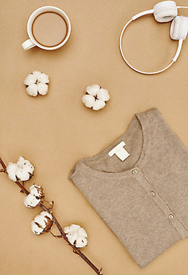 포토 JPG 스튜디오촬영 옷 꽃 커피 겨울 재질 실내 따뜻함 사람없음 하이앵글 헤드셋 직물 오브젝트 니트 질감 목화꽃 목화솜 플랫레이 갈색배경 국내포토 식물 계절 음료 뷰포인트 음향기기 백그라운드 상의 내부 갈색 헤드폰 플랫 솜 파일형식