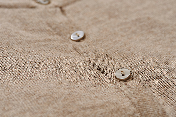 포토 JPG 스튜디오촬영 옷 겨울 재질 단추 실내 따뜻함 근접촬영 사람없음 갈색 직물 오브젝트 니트 질감 국내포토 계절 뷰포인트 컬러 상의 내부 파일형식