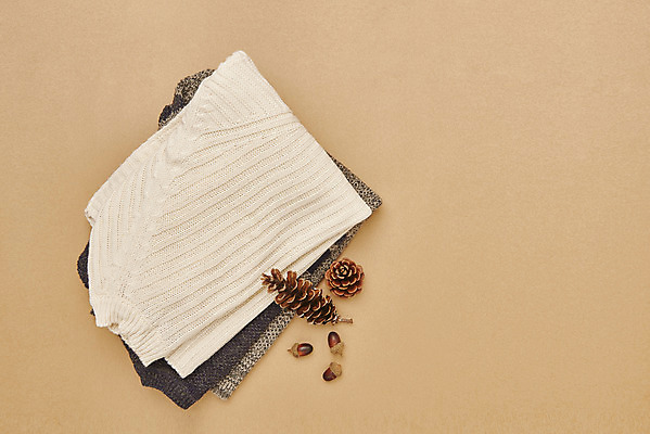 포토 JPG 스튜디오촬영 옷 겨울 재질 실내 따뜻함 사람없음 하이앵글 직물 오브젝트 니트 질감 도토리 솔방울 플랫레이 갈색배경 국내포토 계절 뷰포인트 백그라운드 상의 내부 갈색 견과류 플랫 파일형식