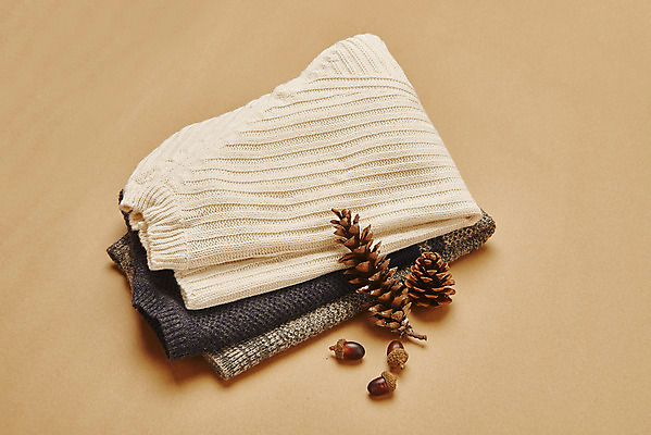 포토 JPG 스튜디오촬영 옷 겨울 재질 실내 따뜻함 사람없음 하이앵글 직물 오브젝트 니트 질감 도토리 솔방울 플랫레이 갈색배경 국내포토 계절 뷰포인트 백그라운드 상의 내부 갈색 견과류 플랫 파일형식