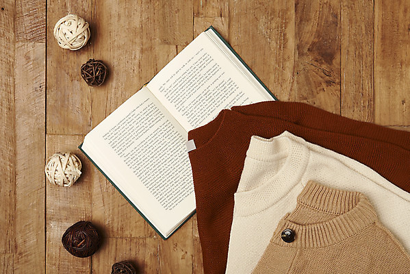 포토 JPG 스튜디오촬영 옷 겨울 재질 실내 따뜻함 사람없음 책 하이앵글 독서 장식볼 직물 오브젝트 니트 질감 플랫레이 나무배경 국내포토 계절 뷰포인트 백그라운드 상의 내부 장식 플랫 파일형식
