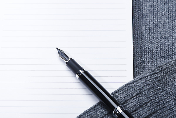 포토 JPG 스튜디오촬영 옷 겨울 재질 실내 따뜻함 사람없음 하이앵글 만년필 공책 회색 직물 오브젝트 니트 질감 플랫레이 국내포토 계절 뷰포인트 컬러 상의 문구용품 내부 펜 플랫 파일형식