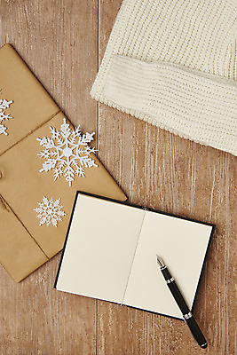 포토 JPG 스튜디오촬영 옷 겨울 재질 실내 따뜻함 사람없음 하이앵글 만년필 다이어리 직물 눈송이 오브젝트 니트 질감 플랫레이 나무배경 국내포토 계절 뷰포인트 백그라운드 상의 눈_날씨 내부 펜 사무용품 플랫 파일형식