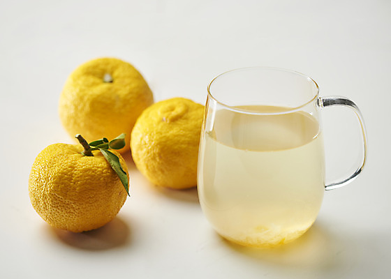 포토 JPG 스튜디오촬영 잎 과일 자연 티타임 실내 누끼 사람없음 농작물 신선 세개 오브젝트 흰배경 유기농 비타민 유자 유자차 슈퍼푸드 과일차 국내포토 식물 웰빙 백그라운드 농업 휴식 3 내부 차_음료 흰색 생태계 건강식품 영양소 파일형식