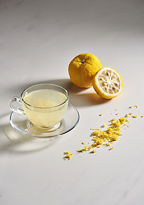 포토 JPG 스튜디오촬영 과일 자연 단면 티타임 실내 누끼 사람없음 농작물 두개 신선 찻잔 가루 오브젝트 흰배경 유기농 비타민 유자 유자차 슈퍼푸드 과일차 국내포토 웰빙 백그라운드 2 농업 휴식 잔 내부 차_음료 흰색 생태계 건강식품 영양소 파일형식