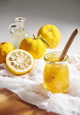 포토 JPG 스튜디오촬영 과일 자연 단면 유리병 실내 누끼 사람없음 농작물 여러개 신선 티스푼 천 오브젝트 흰배경 유기농 비타민 나무도마 유자 슈퍼푸드 유자청 국내포토 웰빙 다수 백그라운드 농업 병_용기 도마 내부 목재 숟가락 흰색 직물 생태계 건강식품 영양소 파일형식 과일청