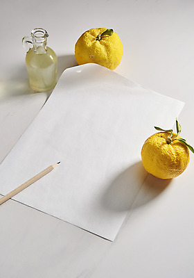 포토 JPG 스튜디오촬영 종이 과일 자연 유리병 실내 누끼 사람없음 농작물 연필 두개 신선 오브젝트 흰배경 유기농 비타민 유자 슈퍼푸드 국내포토 웰빙 백그라운드 2 농업 병_용기 학용품 내부 필기구 흰색 생태계 건강식품 영양소 파일형식