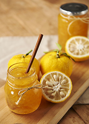 포토 JPG 스튜디오촬영 과일 자연 단면 실내 누끼 사람없음 아웃포커스 농작물 여러개 신선 티스푼 오브젝트 유기농 비타민 나무도마 유자 슈퍼푸드 유자청 나무배경 국내포토 웰빙 다수 백그라운드 농업 도마 촬영기법 내부 목재 숟가락 생태계 건강식품 영양소 파일형식 과일청