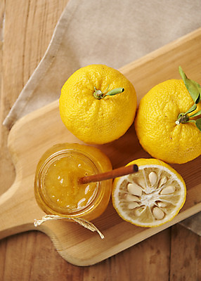 포토 JPG 스튜디오촬영 과일 자연 단면 실내 누끼 사람없음 농작물 하이앵글 신선 세개 티스푼 오브젝트 유기농 비타민 나무도마 유자 플랫레이 슈퍼푸드 유자청 나무배경 국내포토 웰빙 뷰포인트 백그라운드 농업 도마 3 내부 목재 숟가락 플랫 생태계 건강식품 영양소 파일형식 과일청