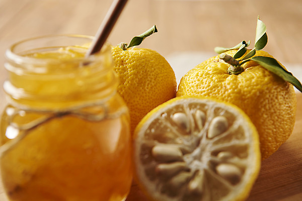 포토 JPG 스튜디오촬영 과일 자연 단면 실내 누끼 근접촬영 사람없음 농작물 신선 세개 티스푼 오브젝트 유기농 비타민 유자 슈퍼푸드 유자청 나무배경 국내포토 웰빙 뷰포인트 백그라운드 농업 3 내부 숟가락 생태계 건강식품 영양소 파일형식 과일청