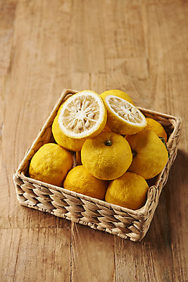 포토 JPG 스튜디오촬영 과일 자연 단면 실내 누끼 사람없음 농작물 쌓기 여러개 신선 오브젝트 유기농 비타민 유자 슈퍼푸드 라탄바구니 나무배경 국내포토 웰빙 다수 백그라운드 농업 모션 내부 바구니 생태계 건강식품 영양소 파일형식