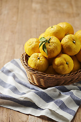 포토 JPG 스튜디오촬영 잎 과일 자연 실내 누끼 사람없음 농작물 여러개 신선 천 오브젝트 유기농 비타민 유자 슈퍼푸드 라탄바구니 나무배경 국내포토 식물 웰빙 다수 백그라운드 농업 내부 바구니 직물 생태계 건강식품 영양소 파일형식