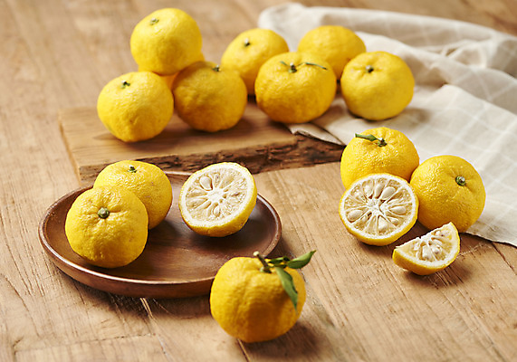 포토 JPG 스튜디오촬영 과일 자연 단면 실내 누끼 사람없음 농작물 여러개 신선 천 오브젝트 유기농 비타민 나무도마 나무접시 유자 슈퍼푸드 나무배경 국내포토 접시 웰빙 다수 백그라운드 농업 도마 내부 목재 직물 생태계 건강식품 영양소 파일형식