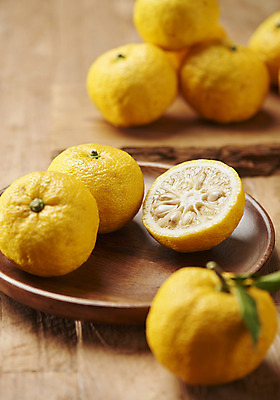 포토 JPG 스튜디오촬영 과일 자연 단면 실내 누끼 근접촬영 사람없음 아웃포커스 농작물 여러개 신선 오브젝트 유기농 비타민 나무도마 나무접시 유자 슈퍼푸드 나무배경 국내포토 접시 웰빙 뷰포인트 다수 백그라운드 농업 도마 촬영기법 내부 목재 생태계 건강식품 영양소 파일형식