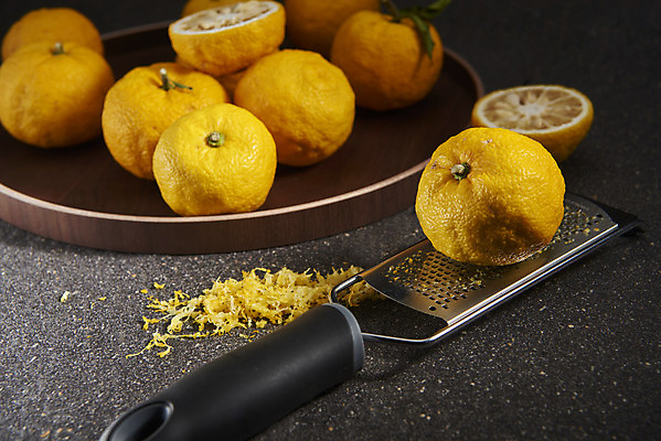 포토 JPG 스튜디오촬영 과일 자연 검은배경 단면 실내 누끼 사람없음 농작물 여러개 신선 가루 오브젝트 유기농 비타민 나무쟁반 유자 슈퍼푸드 그레이터 국내포토 웰빙 다수 백그라운드 농업 주방용품 쟁반 내부 목재 검은색 생태계 건강식품 영양소 파일형식