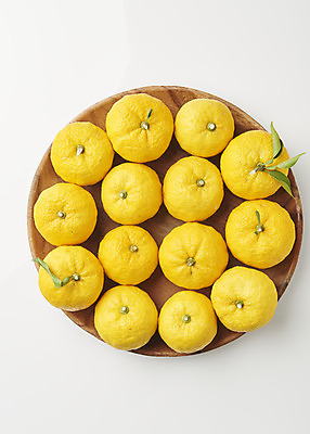 포토 JPG 스튜디오촬영 잎 과일 자연 실내 누끼 사람없음 농작물 하이앵글 여러개 신선 오브젝트 흰배경 유기농 비타민 나무쟁반 유자 플랫레이 슈퍼푸드 국내포토 식물 웰빙 뷰포인트 다수 백그라운드 농업 쟁반 내부 목재 흰색 플랫 생태계 건강식품 영양소 파일형식