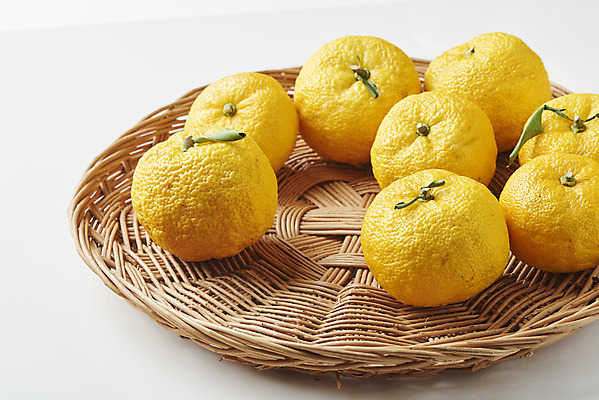 포토 JPG 스튜디오촬영 잎 과일 자연 실내 누끼 사람없음 농작물 여러개 신선 오브젝트 흰배경 유기농 비타민 유자 슈퍼푸드 라탄접시 국내포토 식물 접시 웰빙 다수 백그라운드 농업 내부 흰색 생태계 건강식품 영양소 파일형식