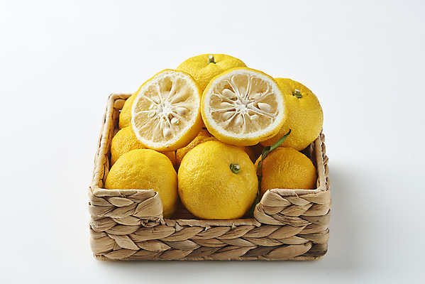 포토 JPG 스튜디오촬영 과일 자연 단면 실내 누끼 사람없음 농작물 여러개 신선 오브젝트 흰배경 유기농 비타민 유자 슈퍼푸드 라탄바구니 국내포토 웰빙 다수 백그라운드 농업 내부 바구니 흰색 생태계 건강식품 영양소 파일형식