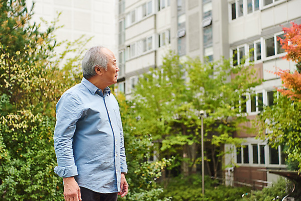 포토 JPG 주간 응시 할아버지 노년 남자 아파트 건강 한명 서기 상반신 야외 옆모습 한국인 질병 고민 70대 건망증 아파트단지 치매 노화 노인남자한명만 국내포토 자연요소 1 시선 감정 뷰포인트 컨셉 의학 모션 주택 사람 동양인 성인 남자한명만 노인남자만 파일형식