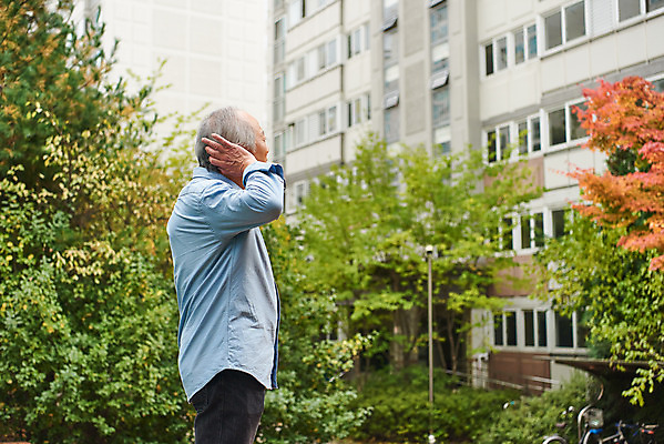 포토 JPG 주간 응시 할아버지 노년 남자 아파트 건강 한명 서기 상반신 야외 옆모습 한국인 질병 고민 70대 건망증 아파트단지 치매 노화 노인남자한명만 국내포토 자연요소 1 시선 감정 뷰포인트 컨셉 의학 모션 주택 사람 동양인 성인 남자한명만 노인남자만 파일형식