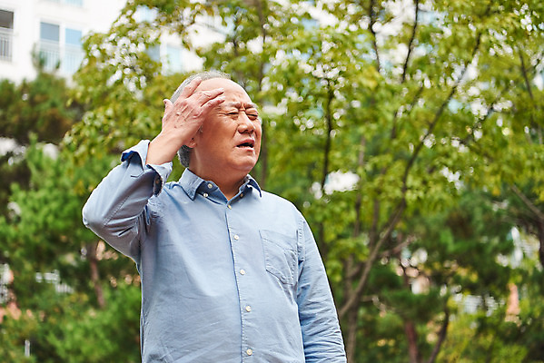 포토 JPG 주간 할아버지 노년 남자 아파트 건강 한명 서기 상반신 야외 앞모습 한국인 찡그림 질병 고민 70대 건망증 아파트단지 치매 노화 노인남자한명만 국내포토 자연요소 1 감정 뷰포인트 컨셉 의학 모션 주택 표정 사람 동양인 성인 남자한명만 노인남자만 파일형식