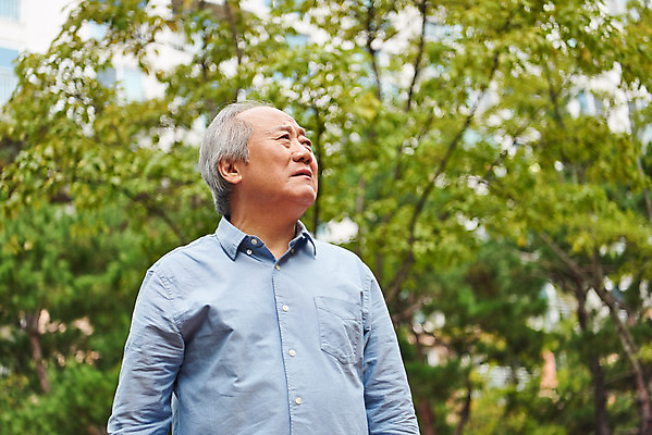 포토 JPG 주간 응시 할아버지 노년 남자 아파트 건강 한명 서기 상반신 야외 앞모습 한국인 질병 고민 70대 건망증 아파트단지 치매 노화 노인남자한명만 국내포토 자연요소 1 시선 감정 뷰포인트 컨셉 의학 모션 주택 사람 동양인 성인 남자한명만 노인남자만 파일형식