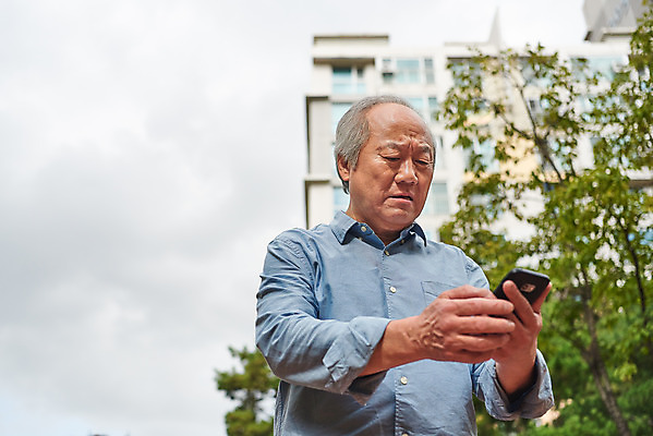 포토 JPG 주간 응시 할아버지 노년 남자 아파트 건강 한명 서기 들기 상반신 야외 앞모습 스마트폰 한국인 질병 고민 70대 건망증 아파트단지 치매 노화 노인남자한명만 국내포토 자연요소 1 시선 감정 뷰포인트 컨셉 의학 모션 주택 사람 동양인 성인 핸드폰 스마트기기 남자한명만 노인남자만 파일형식