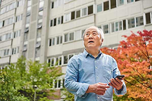 포토 JPG 주간 응시 할아버지 노년 남자 아파트 건강 한명 서기 들기 상반신 야외 앞모습 스마트폰 한국인 질병 고민 70대 건망증 아파트단지 치매 노화 노인남자한명만 국내포토 자연요소 1 시선 감정 뷰포인트 컨셉 의학 모션 주택 사람 동양인 성인 핸드폰 스마트기기 남자한명만 노인남자만 파일형식