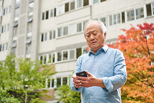 포토 JPG 주간 응시 할아버지 노년 남자 아파트 건강 한명 서기 들기 상반신 야외 앞모습 스마트폰 한국인 질병 고민 70대 건망증 아파트단지 치매 노화 노인남자한명만 국내포토 자연요소 1 시선 감정 뷰포인트 컨셉 의학 모션 주택 사람 동양인 성인 핸드폰 스마트기기 남자한명만 노인남자만 파일형식