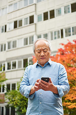 포토 JPG 주간 응시 할아버지 노년 남자 아파트 건강 한명 서기 들기 상반신 야외 앞모습 스마트폰 한국인 질병 고민 70대 건망증 아파트단지 치매 노화 노인남자한명만 국내포토 자연요소 1 시선 감정 뷰포인트 컨셉 의학 모션 주택 사람 동양인 성인 핸드폰 스마트기기 남자한명만 노인남자만 파일형식