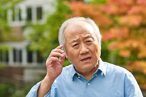 포토 JPG 주간 할아버지 노년 남자 아파트 건강 한명 서기 근접촬영 상반신 야외 앞모습 아웃포커스 한국인 질병 고민 70대 건망증 아파트단지 치매 노화 노인남자한명만 국내포토 자연요소 1 감정 뷰포인트 컨셉 의학 모션 주택 촬영기법 사람 동양인 성인 남자한명만 노인남자만 파일형식