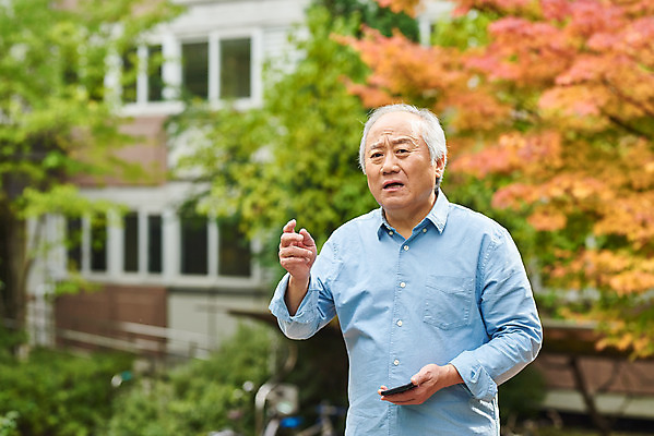 포토 JPG 주간 할아버지 노년 남자 아파트 건강 한명 서기 들기 손짓 상반신 야외 앞모습 스마트폰 한국인 질병 고민 70대 건망증 아파트단지 치매 노화 노인남자한명만 국내포토 자연요소 1 감정 뷰포인트 컨셉 의학 모션 주택 사람 동양인 성인 핸드폰 스마트기기 남자한명만 노인남자만 파일형식