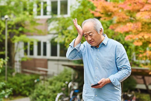 포토 JPG 주간 할아버지 노년 남자 아파트 건강 한명 서기 들기 손짓 상반신 야외 앞모습 스마트폰 한국인 질병 고민 70대 건망증 아파트단지 치매 노화 노인남자한명만 국내포토 자연요소 1 감정 뷰포인트 컨셉 의학 모션 주택 사람 동양인 성인 핸드폰 스마트기기 남자한명만 노인남자만 파일형식