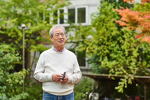 포토 JPG 주간 응시 할아버지 노년 남자 아파트 건강 한명 서기 들기 상반신 야외 앞모습 스마트폰 한국인 질병 고민 70대 건망증 아파트단지 치매 노화 노인남자한명만 국내포토 자연요소 1 시선 감정 뷰포인트 컨셉 의학 모션 주택 사람 동양인 성인 핸드폰 스마트기기 남자한명만 노인남자만 파일형식