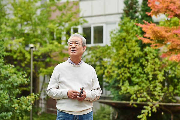 포토 JPG 주간 응시 할아버지 노년 남자 아파트 건강 한명 서기 들기 상반신 야외 앞모습 스마트폰 한국인 질병 고민 70대 건망증 아파트단지 치매 노화 노인남자한명만 국내포토 자연요소 1 시선 감정 뷰포인트 컨셉 의학 모션 주택 사람 동양인 성인 핸드폰 스마트기기 남자한명만 노인남자만 파일형식