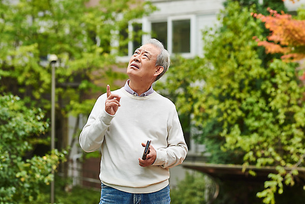 포토 JPG 주간 응시 할아버지 노년 남자 아파트 건강 한명 서기 들기 상반신 야외 앞모습 스마트폰 한국인 질병 고민 70대 건망증 아파트단지 치매 노화 노인남자한명만 국내포토 자연요소 1 시선 감정 뷰포인트 컨셉 의학 모션 주택 사람 동양인 성인 핸드폰 스마트기기 남자한명만 노인남자만 파일형식