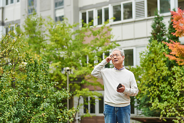 포토 JPG 주간 응시 할아버지 노년 남자 아파트 건강 한명 서기 들기 상반신 야외 앞모습 스마트폰 한국인 질병 고민 70대 건망증 아파트단지 치매 노화 노인남자한명만 국내포토 자연요소 1 시선 감정 뷰포인트 컨셉 의학 모션 주택 사람 동양인 성인 핸드폰 스마트기기 남자한명만 노인남자만 파일형식