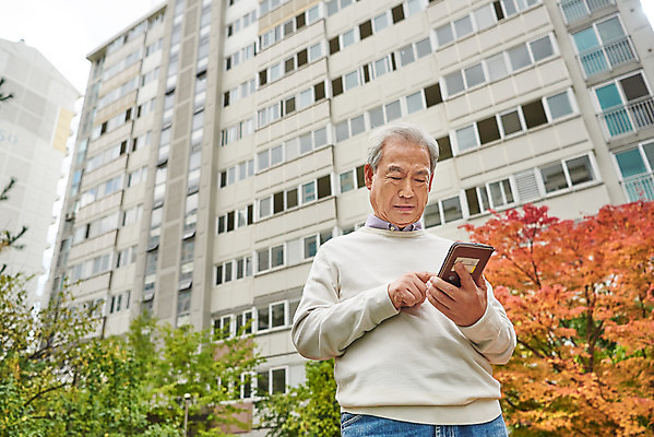 포토 JPG 주간 응시 할아버지 노년 남자 로우앵글 아파트 건강 한명 서기 들기 상반신 야외 앞모습 스마트폰 한국인 질병 고민 70대 건망증 아파트단지 치매 노화 노인남자한명만 국내포토 자연요소 1 시선 감정 뷰포인트 컨셉 의학 모션 주택 사람 동양인 성인 핸드폰 스마트기기 남자한명만 노인남자만 파일형식