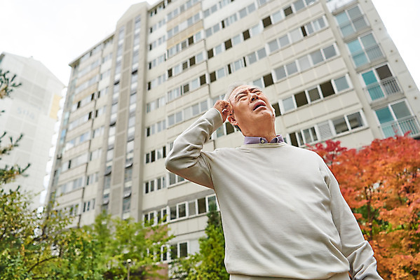 포토 JPG 주간 할아버지 노년 남자 로우앵글 아파트 건강 한명 서기 상반신 야외 앞모습 한국인 질병 고민 70대 건망증 아파트단지 치매 노화 노인남자한명만 국내포토 자연요소 1 감정 뷰포인트 컨셉 의학 모션 주택 사람 동양인 성인 남자한명만 노인남자만 파일형식