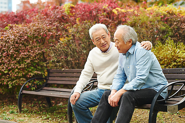 포토 JPG 주간 할아버지 노년 남자 벤치 아파트 건강 앉기 상반신 야외 두명 앞모습 옆모습 친구 한국인 질병 고민 70대 격려 건망증 아파트단지 치매 노화 노인남자만 어깨에손 국내포토 자연요소 감정 뷰포인트 컨셉 의자 의학 관계 모션 주택 사람 동양인 성인 남자만 노인만 파일형식