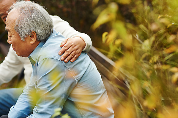 포토 JPG 주간 할아버지 노년 남자 벤치 아파트 건강 앉기 상반신 야외 두명 옆모습 아웃포커스 친구 한국인 질병 고민 70대 격려 건망증 아파트단지 치매 노화 노인남자만 어깨에손 국내포토 자연요소 감정 뷰포인트 컨셉 의자 의학 관계 모션 주택 촬영기법 사람 동양인 성인 남자만 노인만 파일형식