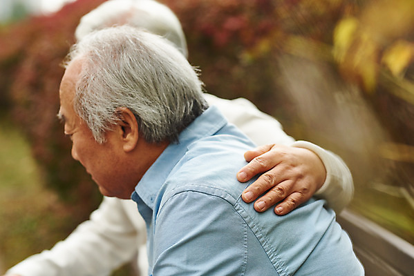 포토 JPG 주간 할아버지 노년 남자 벤치 아파트 건강 앉기 상반신 야외 두명 옆모습 아웃포커스 친구 한국인 질병 고민 70대 격려 건망증 아파트단지 치매 노화 노인남자만 어깨에손 국내포토 자연요소 감정 뷰포인트 컨셉 의자 의학 관계 모션 주택 촬영기법 사람 동양인 성인 남자만 노인만 파일형식