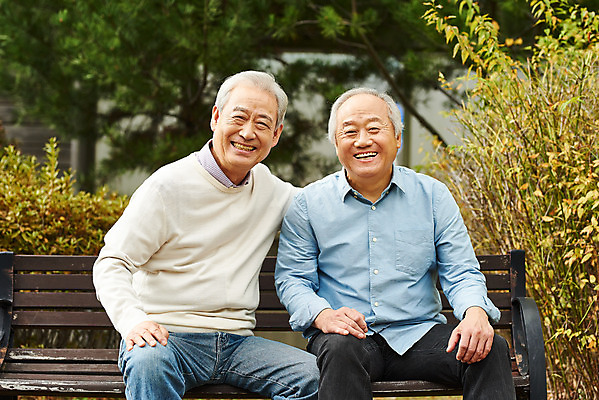 포토 JPG 주간 할아버지 노년 남자 벤치 아파트 건강 미소 앉기 상반신 야외 두명 앞모습 친구 한국인 질병 고민 70대 격려 건망증 아파트단지 치매 노화 노인남자만 어깨에손 국내포토 자연요소 감정 뷰포인트 컨셉 의자 의학 관계 모션 주택 표정 사람 동양인 성인 남자만 노인만 파일형식