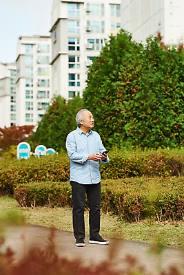 포토 JPG 주간 전신 응시 할아버지 노년 남자 아파트 건강 한명 서기 들기 야외 앞모습 스마트폰 한국인 질병 고민 70대 건망증 아파트단지 치매 노화 노인남자한명만 국내포토 자연요소 1 시선 감정 뷰포인트 컨셉 의학 모션 주택 사람 동양인 성인 핸드폰 스마트기기 남자한명만 노인남자만 파일형식